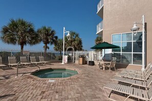 Terrace/patio - Majestic Sun — Gulf Views, Heated Pool + Hot Tubs (Miramar Beach)