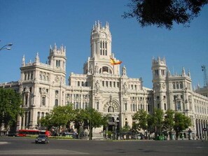 Un grand bâtiment imposant, doté d’une architecture classique, avec de nombreuses tours et statues.
