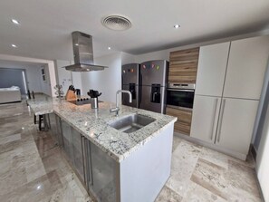 Interior - Beautiful PH in Front of the Marina (Punta Sam)