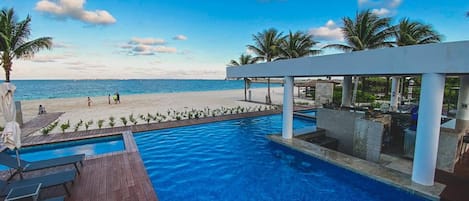 Departamento, 2 habitaciones, con acceso para personas discapacitadas, balcón | Alberca | Alberca al aire libre