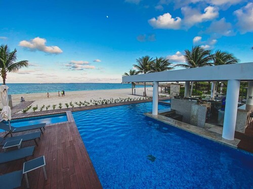 Beautiful PH in Front of the Marina