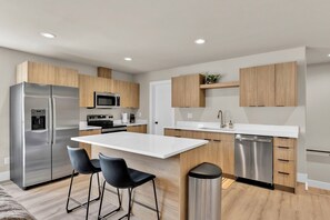 Fridge, microwave, oven, stovetop - Lakeside Stay • Downtown CDA (Coeur d'Alene)