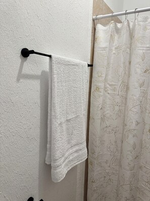 Towels, soap, toilet paper - Gigi's House Cozy house (Santa Ana)
