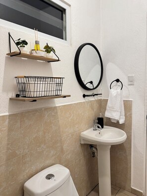 Toallas, jabón, papel de baño 