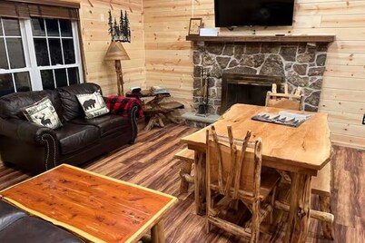 Mountain Magic Cabin, Moutan View/Private/3BR/2Bath/Pets Friendly.
