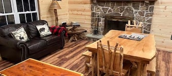 Mountain Magic Cabin, Moutan View/Private/3BR/2Bath/Pets Friendly.