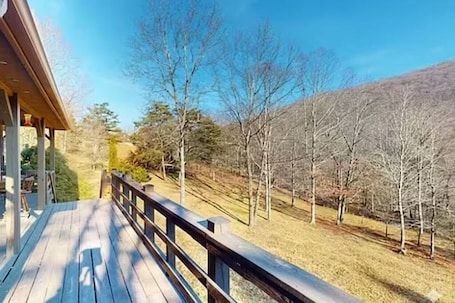 Property grounds. Mountain Magic Cabin, Moutan View/Private/3BR/2Bath/Pets Friendly.