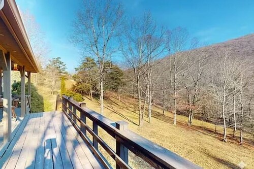 Mountain Magic Cabin, Moutan View/Private/3BR/2Bath/Pets Friendly.