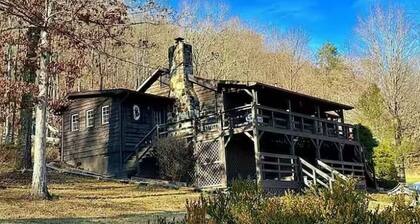 Mountain Magic Cabin, Moutan View/Private/3BR/2Bath/Pets Friendly.