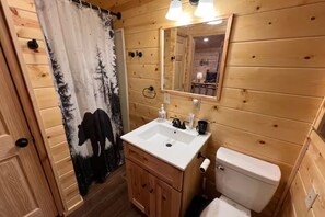 Shower, hair dryer, towels, soap - Mountain Magic Cabin, Moutan View/Private/3BR/2Bath/Pets Friendly. (Cabins)