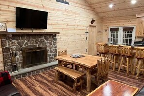 Dining - Mountain Magic Cabin, Moutan View/Private/3BR/2Bath/Pets Friendly. (Cabins)
