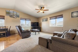 Smart TV, fireplace, books -  Spacious 5-Bedroom Home in Aberdeen (Aberdeen)