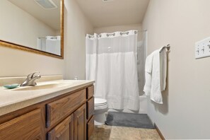 Shower, towels, soap, toilet paper -  Spacious 5-Bedroom Home in Aberdeen (Aberdeen)