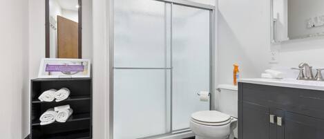 Douche, serviettes fournies, savon, papier de toilette