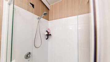 Ducha, secador de pelo, toallas y champú