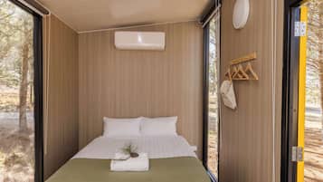 1 bedroom, bed sheets