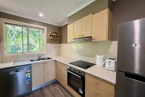 Private kitchen - Splash at Sapphire - Pet Friendly, Resort Pool, Beachfront (Coffs Harbour)