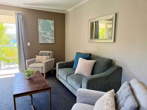 Living area - Splash at Sapphire - Pet Friendly, Resort Pool, Beachfront (Coffs Harbour)