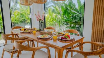 Superior Villa, Pool View | Living area