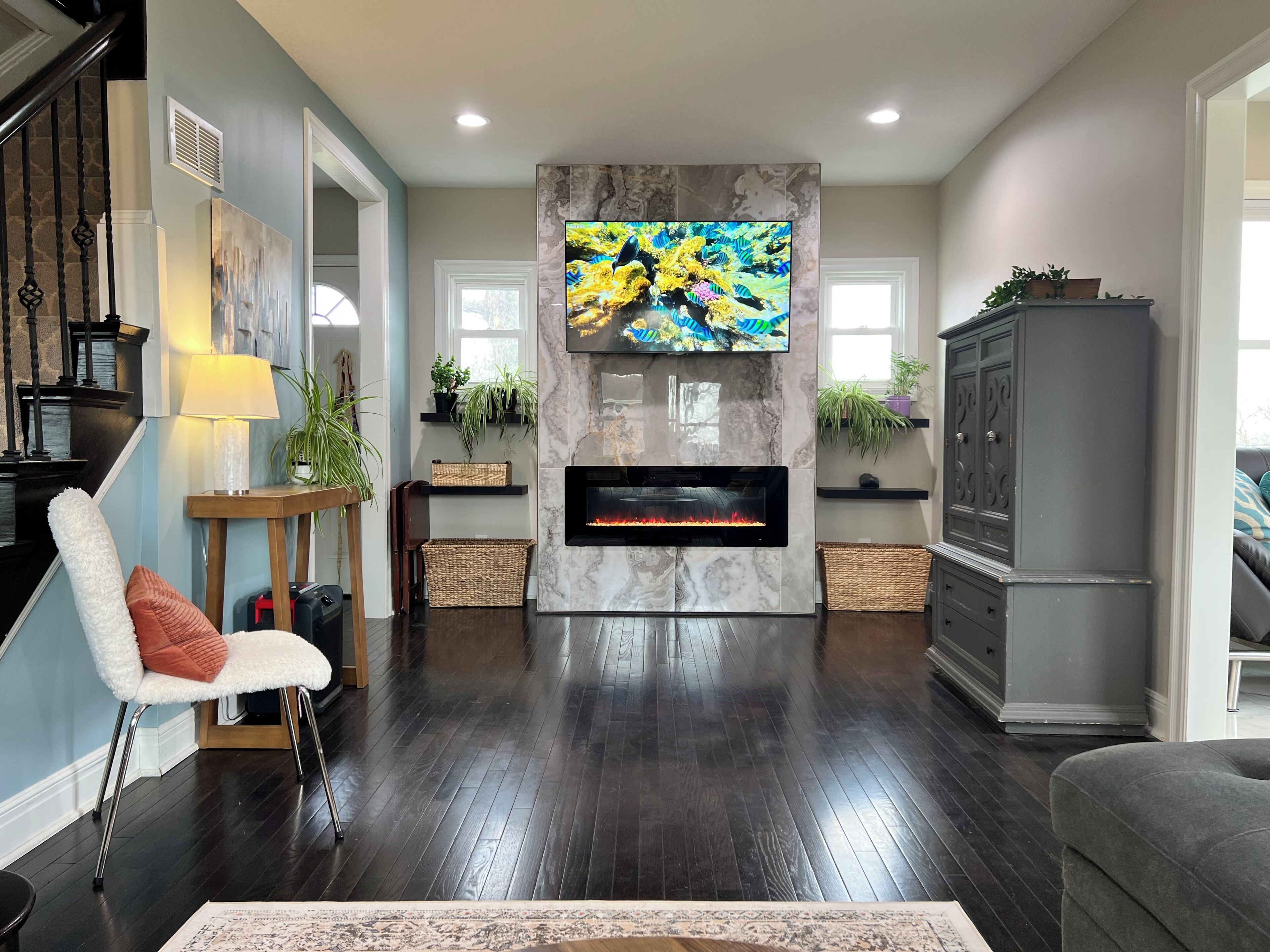 Smart TV, chimenea y libros 