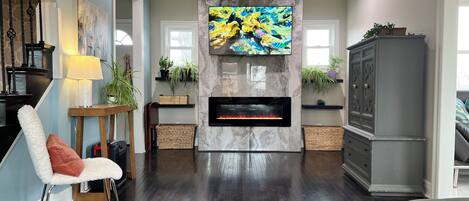 Smart TV, chimenea y libros