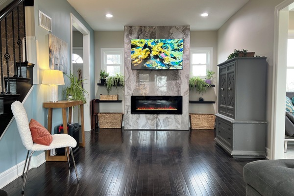 Smart TV, chimenea y libros