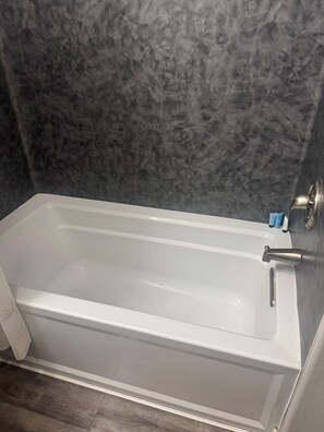 Séchoir à cheveux, serviettes fournies, savon, shampooing
