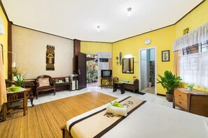 Superior Room | Free WiFi - Dedaunan Guesthouse (Batu)