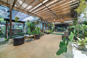 Property grounds - Dedaunan Guesthouse (Batu)