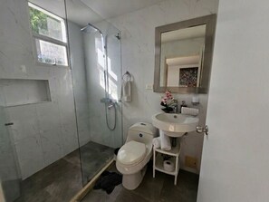 Shower, hair dryer, towels, soap - 3BR Private Home with Pool in Manga  Near Getsemani & Historic Center (Cartagena de Indias)
