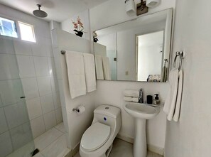 Shower, hair dryer, towels, soap - 3BR Private Home with Pool in Manga  Near Getsemani & Historic Center (Cartagena de Indias)