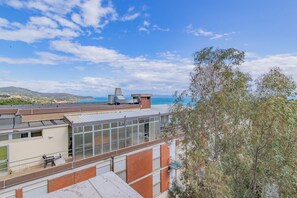 A building with a flat roof, large windows, and a view of the sea. - Residence Verdeblu, Capoliveri, Naregno (Capoliveri)