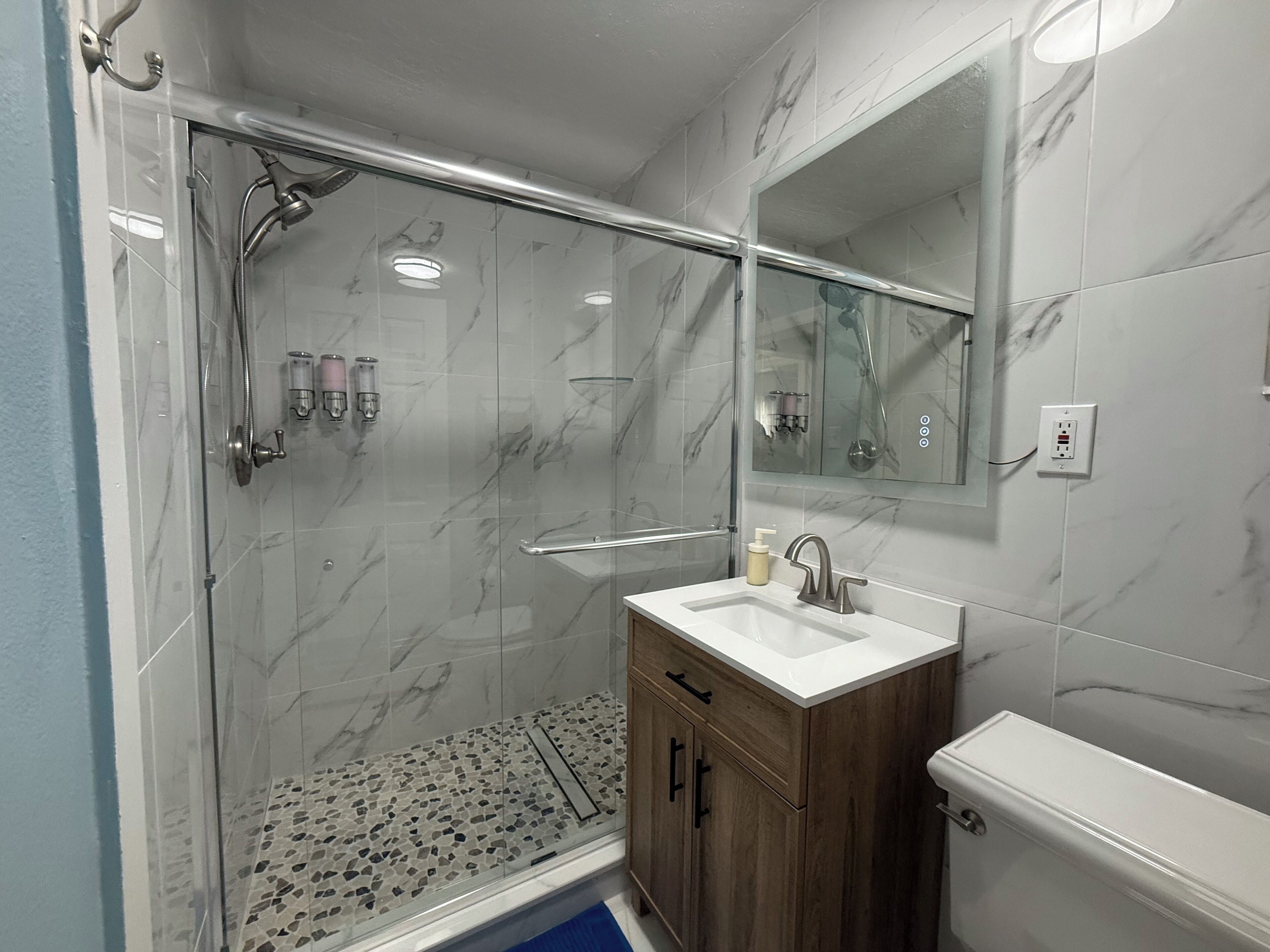 Dusche, Haartrockner, Handtücher, Seife