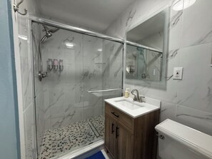 Shower, hair dryer, towels, soap - Lovely 2-bedroom house with AC in charming Tampa (Tampa)