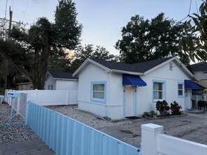 Exterior - Lovely 2-bedroom house with AC in charming Tampa (Tampa)