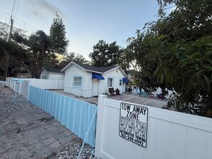 Property grounds - Lovely 2-bedroom house with AC in charming Tampa (Tampa)