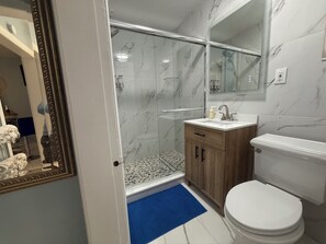Dusche, Haartrockner, Handtücher, Seife