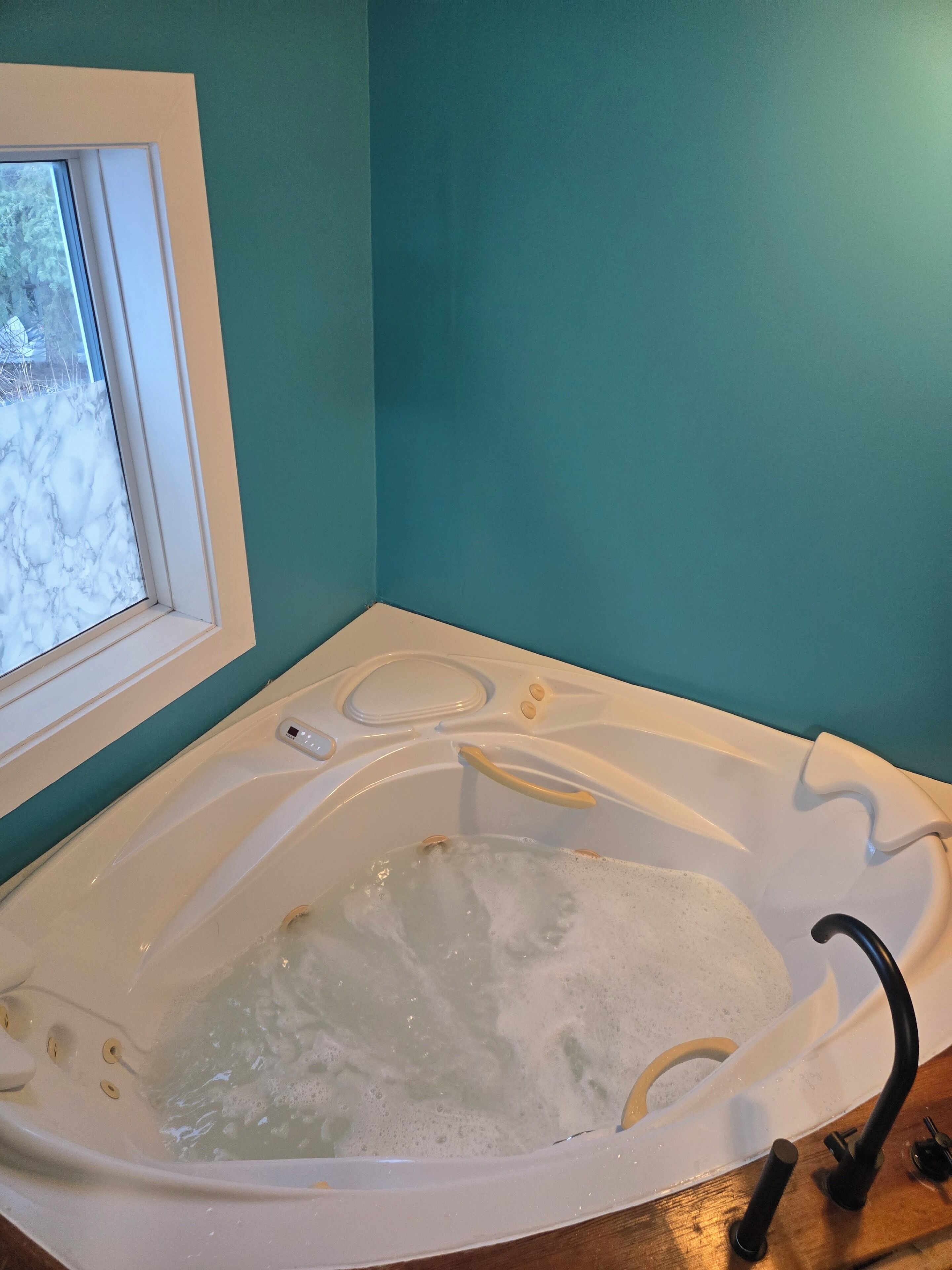 Indoor spa tub