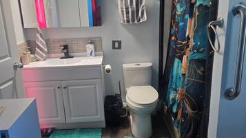 Jetted tub, hair dryer, bidet, towels