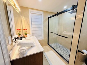 Hair dryer, towels, soap, toilet paper - Bright & Cozy Home in Niagara Falls | Free Parking (Niagara Falls)