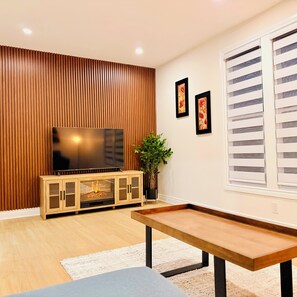 Interior - Bright & Cozy Home in Niagara Falls | Free Parking (Niagara Falls)