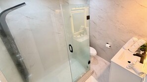Hair dryer, towels, soap, toilet paper - Bright & Cozy Home in Niagara Falls | Free Parking (Niagara Falls)