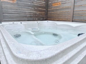 Tina de hidromasaje al aire libre