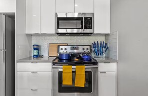 Private kitchen - Stunning 1 Bedroom apartment with river view in the heart of chinatown calgary (Calgary)