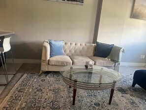 Smart TV - Stunning 1 Bedroom apartment with river view in the heart of chinatown calgary (Calgary)
