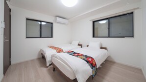 A hotel room with two beds, a ceiling light, an air conditioning unit, and two windows with blinds. - 【5BR Luxury Living】 130㎡DesignerHouse-5BR Luxury Living, Family Roppongi Akasaka (Tokyo)