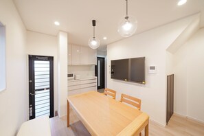 Dining - Akasaka 】 100 ㎡ Designer House - 5BR Luxury Living 【Akasaka-Luxury Dormitory】 5 bedrooms / Family traveler's choice / Craftsman design (Tokyo)