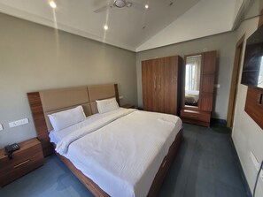 Luxury Apartment, Balcony, Lake View - RnR Premium Stay (Bhimtal)