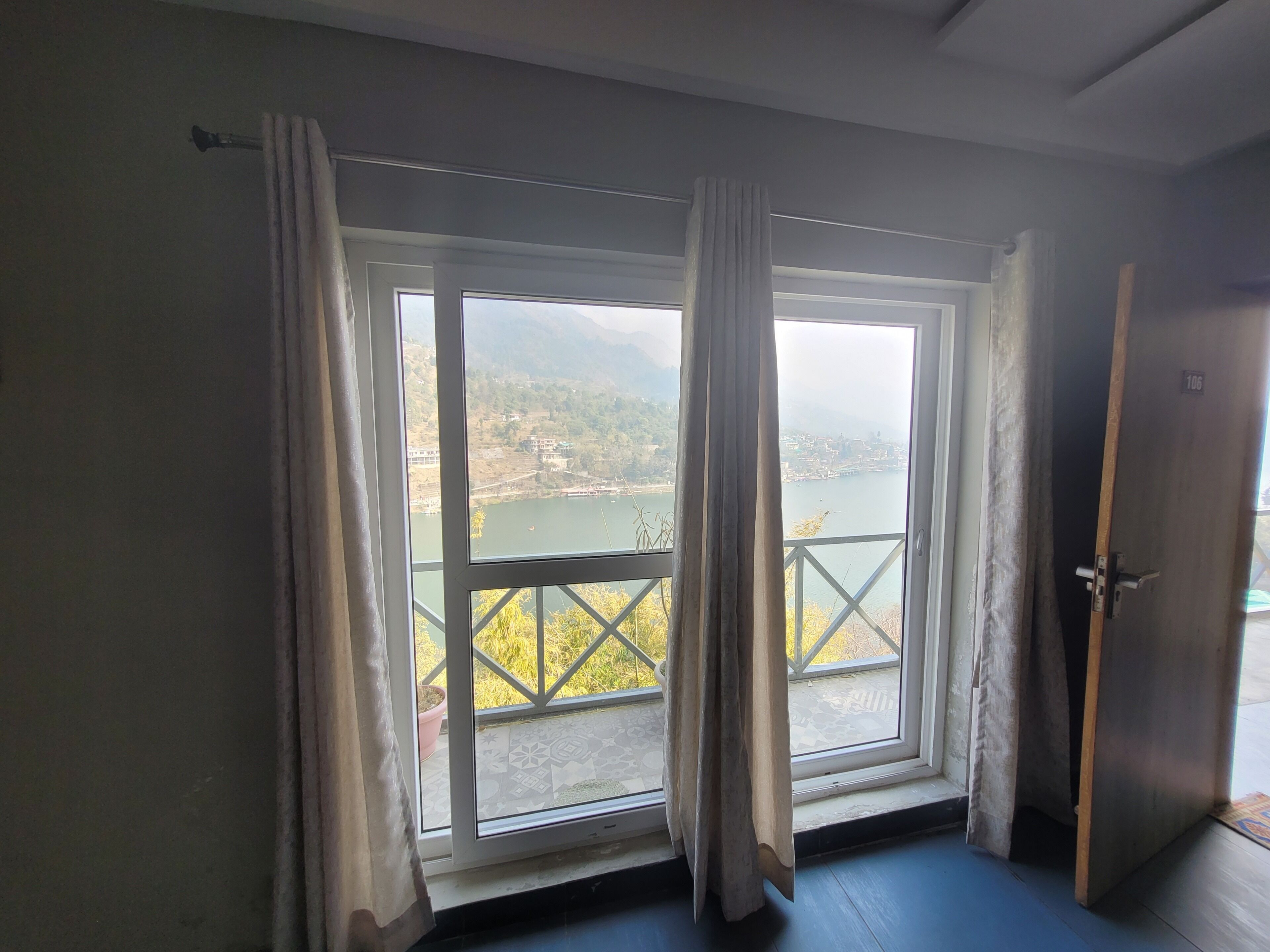 Luxury Apartment, Balcony, Lake View | Interior