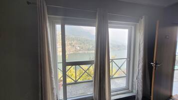 Luxury Apartment, Balcony, Lake View | Interior